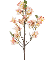 La fleur artificielle Blossom 60 cm rose a une seule tige artificielle avec des bouquets de fleurs rose clair et crème, des petits cœurs jaunes et des feuilles vertes sur fond blanc.