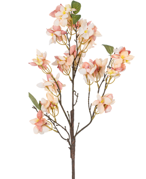 La fleur artificielle Blossom 60 cm rose a une seule tige artificielle avec des bouquets de fleurs rose clair et crème, des petits cœurs jaunes et des feuilles vertes sur fond blanc.