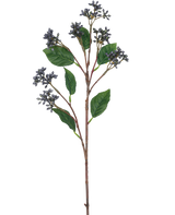Le Kunsttak Japanese Berry 63 cm présente des grappes de petites baies bleu acier et des feuilles vertes simples sur de fines tiges brunes, sur un fond blanc uni.