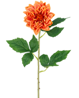 De Kunstbloem Dahlia Real Touch oranje 54 cm heeft een enkele oranje dahlia met gelaagde bloemblaadjes, een lange groene steel en verschillende brede groene bladeren, geïsoleerd op een witte achtergrond.