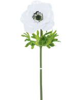 La Fleur Artificielle Anémone Real Touch Blanc 52 cm possède une seule fleur blanche aux pétales délicats, un cœur sombre et des feuilles vertes sur une longue tige droite, sur un fond blanc uni.