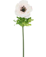 De Kunstbloem Anemoon Real Touch Roze 52 cm heeft een enkele lichtroze bloem met fijne bloemblaadjes, een donker hart, groene bladeren en een lange steel, tegen een witte achtergrond.