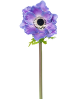 La fleur artificielle Anémone Deluxe 43 cm violette possède une seule anémone violette avec un cœur sombre et des pétales délicats sur une longue tige verte, représentée isolée sur un fond blanc.