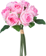 Un bouquet de roses artificielles composé de 7 roses roses Real Touch (30 cm) avec des feuilles vertes, liées ensemble avec de la ficelle et photographiées sur un fond blanc.