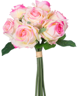 Le bouquet de roses artificielles 7 roses Real Touch crème/rose 30 cm comprend sept roses artificielles de couleur crème et roses avec des feuilles vertes et de longues tiges, nouées avec un ruban marron et représentées sur un fond blanc.