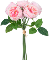 Le bouquet de roses artificielles "Carmen" Real Touch Pink 36 cm contient des pivoines rose clair avec des feuilles vertes, liées entre elles par une corde marron.