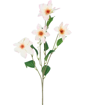 De Kunstclematis Real Touch Roze/crème 88cm heeft een enkele groene steel met vier bloeiende lichtroze bloemen met een zacht geeloranje hart en verschillende groene bladeren, allemaal geïsoleerd op een witte achtergrond.