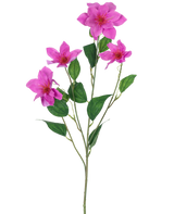 De Kunstclematis Real Touch Roze 88cm heeft een enkele groene stengel met meerdere takken, vijf levendige roze bloemen en verschillende ovale groene bladeren, allemaal prachtig gedetailleerd en geïsoleerd op een witte achtergrond.