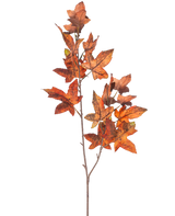 Une branche de Branche Artificielle Feuille de Chêne 90 cm rouge possède plusieurs feuilles de chêne aux tons rouges qui évoquent l'automne sur un fond uni blanc.