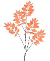 La fougère artificielle ramifiée de 83 cm orange possède trois bouquets de tiges fines et foncées avec de nombreuses feuilles ovales rouge orangé symétriques et ouvertes sur un fond blanc.