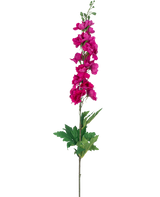 Une seule fleur artificielle Larkspur Real Touch rose, de 90 cm de haut avec plusieurs fleurs roses le long de la tige supérieure et des feuilles vertes à la base, représentée sur un fond blanc.