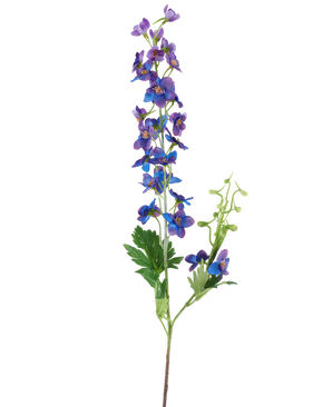 Une seule grande fleur artificielle Delphinium mesurant 79 cm avec une tige violette, avec de petites fleurs violettes et bleues vibrantes et des feuilles vertes sur un fond blanc uni.