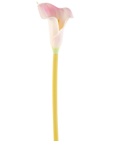 La fleur artificielle Calla 64 cm blush, un seul lys calla rose et blanc avec une tige jaune, est présentée sur un fond blanc uni.