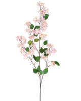 La fleur artificielle Peach Blossom 140 cm rose est une branche artificielle avec des fleurs de pêcher rose clair et des feuilles vertes sur de fines tiges brunes, représentées isolées sur un fond blanc.