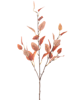 Une seule fleur d'eucalyptus artificielle de 104 cm avec plusieurs tiges fines et des feuilles d'automne ovales rouges, sur un fond blanc uni.