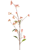 La fleur artificielle Baies 95 cm rose a une tige longue et fine avec un certain nombre de petits bouquets de baies roses et quelques feuilles vertes, représentées sur un fond blanc uni.