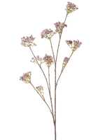 La Fleur Artificielle Baby's Breath 112 cm lilas possède une tige élancée aux multiples branches, chacune décorée de bouquets de délicates fleurs violet clair, sur un fond uni blanc.