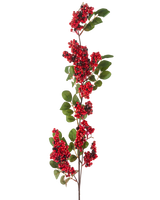 La Fleur Artificielle Baies 104 cm rouge a une seule branche avec des grappes de petites baies rouge vif et des feuilles vertes sur un fond blanc.