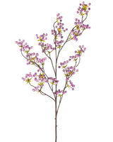 La Fleur Artificielle Baies 107 cm violette possède une seule branche élancée avec de multiples tiges fines, chacune décorée de grappes de petites baies rondes violet clair et de quelques feuilles vertes, sur un fond blanc uni.