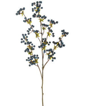La Fleur Artificielle Baies 104 cm bleu foncé est une simple branche fine avec des feuilles vertes et des grappes de petites baies rondes bleu foncé, disposées sur un fond blanc uni.