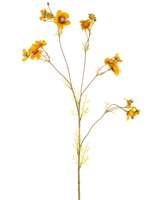 La Fleur Artificielle Cosmos 95 cm jaune a une seule tige haute avec de fines branches, chacune décorée de bouquets de fleurs jaune orangé vif et de feuilles vertes délicates, sur un fond blanc uni.