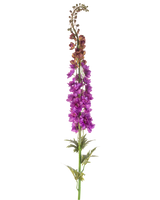 La fleur artificielle Larkspur 137 cm violet a une haute tige verte avec des feuilles profondément lobées et des grappes de fleurs violettes vibrantes le long du sommet, sur un fond blanc.
