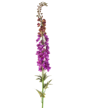 La fleur artificielle Larkspur 137 cm violet a une haute tige verte avec des feuilles profondément lobées et des grappes de fleurs violettes vibrantes le long du sommet, sur un fond blanc.