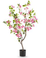 Le Bougainvillier Artificiel 120 cm possède de multiples branches, des feuilles vertes et des bouquets de fleurs rose vif sur un fond blanc uni.