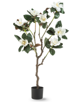 La plante artificielle Yulania 120 cm avec fleur est un magnolia artificiel en pot avec de multiples branches, de grandes feuilles vertes brillantes et plusieurs fleurs blanches sur un fond uni blanc.
