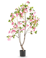 Le Bougainvillier Artificiel 150 cm est une grande plante artificielle avec de multiples branches, des feuilles vertes et des fleurs rose vif dans un pot noir, sur un fond blanc uni.