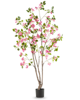 Le Bougainvillier Artificiel 180 cm est une grande plante artificielle avec plusieurs tiges brunes, des feuilles vertes et des fleurs rose vif dans un pot noir, sur un fond blanc uni.