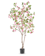 Le bougainvillier artificiel 210 cm est un grand arbre artificiel avec de fines branches brunes, des feuilles vertes et des bouquets de fleurs rose vif dans un simple pot noir sur fond blanc.