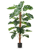 De Kunstplant Monstera 150 cm is een hoge kunstplant met grote groene gespleten bladeren, weergegeven in een kleine zwarte pot op een effen witte achtergrond.