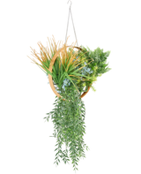La Fougère artificielle suspendue UV 30 cm en anneau doré contient diverses plantes artificielles, telles que des fougères, des vignes en cascade, de l'herbe épineuse et des fleurs bleues, disposées dans un anneau doré avec une chaîne pour suspendre.