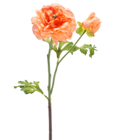 Une seule tige de la fleur artificielle Ranunculus 51 cm rose clair avec une grande fleur rose clair en pleine floraison, un bourgeon plus petit et des feuilles vertes sur fond blanc.