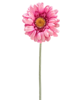 La Fleur Artificielle Gerbera 53 cm rose foncé est une simple marguerite artificielle rose foncé avec un coeur jaune sur une longue tige verte, isolée sur fond blanc.