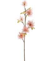La Fleur Artificielle Xanthium 53 cm vieux rose a une tige longue et fine avec des fleurs artificielles rose vaporeux et des feuilles vert-jaune sur un fond blanc uni.