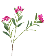 La fleur artificielle Catharanthus 68 cm violette présente des bouquets de fleurs violettes vibrantes et de fines feuilles vertes sur fond blanc.