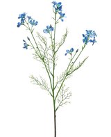 La Fleur Artificielle Wild Delphinium 71 cm bleu a une longue et fine tige verte avec des feuilles filandreuses et des bouquets de fleurs bleues qui se ramifient au sommet, sur un fond blanc.