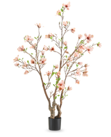 La Plante Artificielle Magnolia 180 cm est un arbre artificiel en pot avec de multiples branches, des fleurs rose clair et des feuilles vertes sur un fond uni blanc.