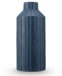 Le Vase Forest Curve 30 cm bleu est un vase cylindrique haut avec des nervures verticales et une finition bleu foncé mate, représenté sur un fond blanc uni.