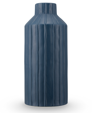 Le Vase Forest Curve 30 cm bleu est un vase cylindrique haut avec des nervures verticales et une finition bleu foncé mate, représenté sur un fond blanc uni.