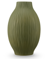 Le Vase Silent Leaf 25 cm vert est un vase en céramique verte avec une finition mate et des rainures verticales sur le corps rond légèrement effilé, sur un fond blanc uni.