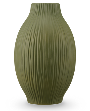 Le Vase Silent Leaf 25 cm vert est un vase en céramique verte avec une finition mate et des rainures verticales sur le corps rond légèrement effilé, sur un fond blanc uni.