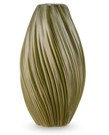 Le Vase Soft Dune 26 cm vert est un grand vase en céramique vert olive de forme allongée avec des arêtes verticales ondulées, créant une texture naturelle. Représenté sur un fond blanc.