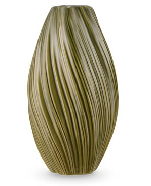 Le Vase Soft Dune 26 cm vert est un grand vase en céramique vert olive de forme allongée avec des arêtes verticales ondulées, créant une texture naturelle. Représenté sur un fond blanc.