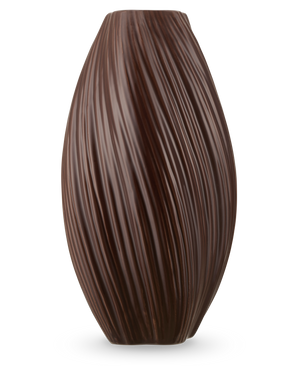Le Vase Soft Dune 26 cm marron est un grand vase en céramique marron foncé avec une finition lisse et brillante avec un motif de structure ondulé verticalement.