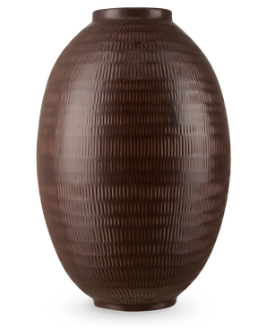 Le Vase Earth Nest 36 cm marron est un grand vase ovale marron foncé avec un motif structuré de lignes verticales et horizontales sur un fond blanc uni.