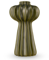 Le vase Morning Dawdrop 25 cm vert est un vase grand et moderne avec une finition vert olive brillante, des crêtes verticales et une forme organique et sculpturale qui se rétrécit d'un sommet sphérique à une base cannelée élégante.