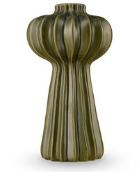 Le vase Morning Dawdrop 25 cm vert est un vase grand et moderne avec une finition vert olive brillante, des crêtes verticales et une forme organique et sculpturale qui se rétrécit d'un sommet sphérique à une base cannelée élégante.